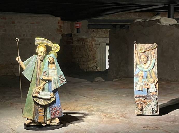 San Benigno, la millenaria abbazia di Fruttuaria ospita una esposizione di presepi in ceramica